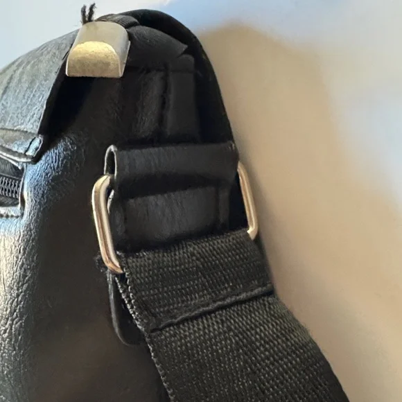 Delika-stylish black Crossbody messenger /handbag great for both men or women - Picture 4 of 8